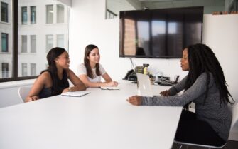 3 mujeres en una oficina.