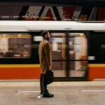 Hombre de camino al trabajo en transporte público