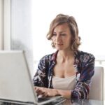 Mujer viendo cómo invertir en activos ilíquidos