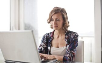 Mujer viendo cómo invertir en activos ilíquidos