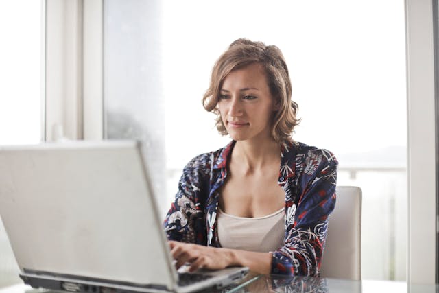 Mujer viendo cómo invertir en activos ilíquidos