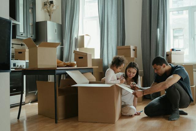 Familia con su nueva casa comprada con activos inmobiliarios