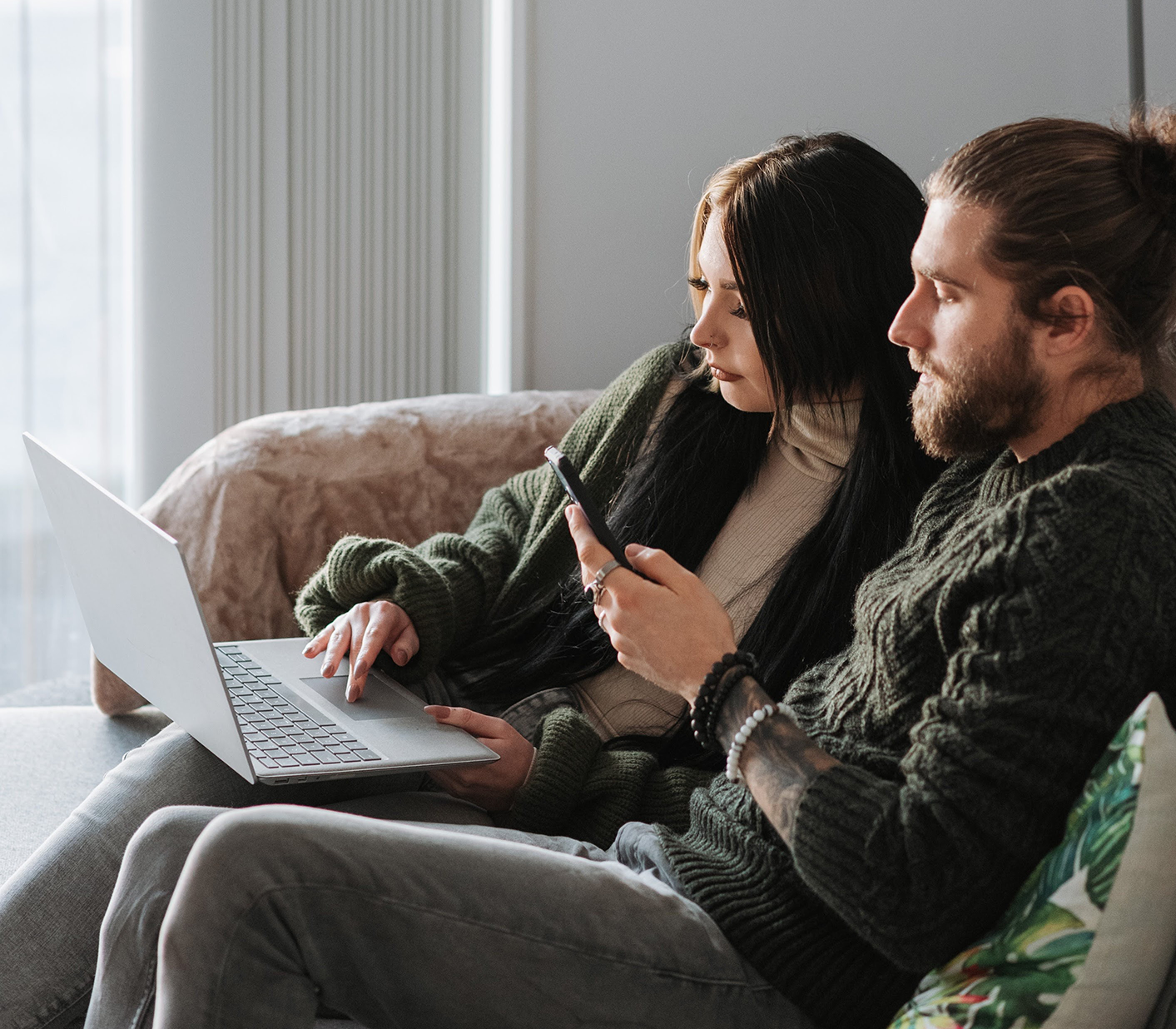 Pareja viendo en el ordenador si deben actualizar el valor catastral de su vivienda