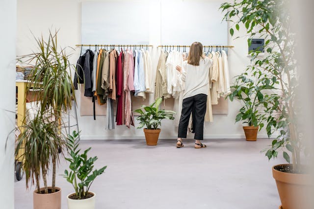 Chica viendo ropa para alquilar e ir a la moda