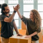 Pareja feliz por alquilar un piso