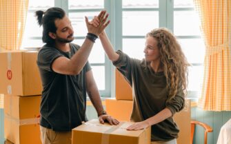 Pareja feliz por alquilar un piso