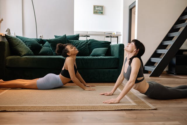Dos chicas estudiates haciendo yoga en su piso alquilado