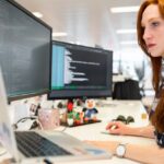 Mujer trabajando. Así es el sueldo medio en cada comunidad autónoma