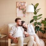 Pareja en su piso después de recibir su ayuda alquiler joven
