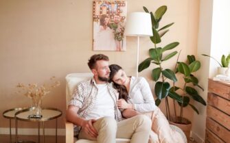 Pareja en su piso después de recibir su ayuda alquiler joven