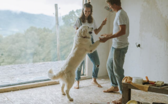 Pareja reformando su vivienda con ayudas públicas