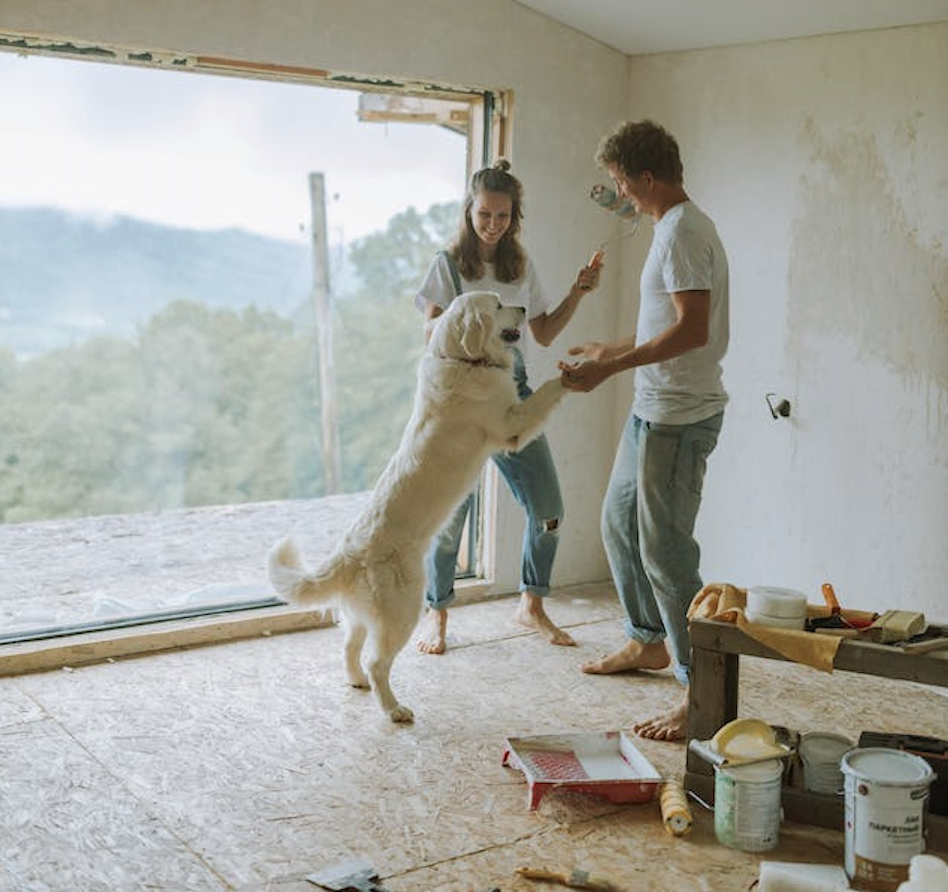 Pareja reformando su vivienda con ayudas públicas