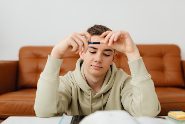 Chico aplicando para lograr la beca Erasmus+