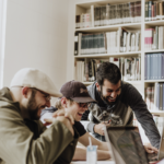 3 estudiantes contentos trabajando juntos