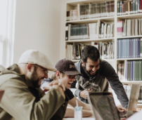 3 estudiantes contentos trabajando juntos