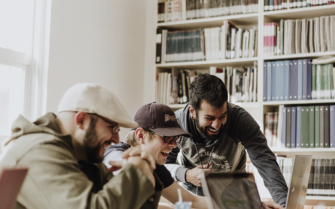 3 estudiantes contentos trabajando juntos