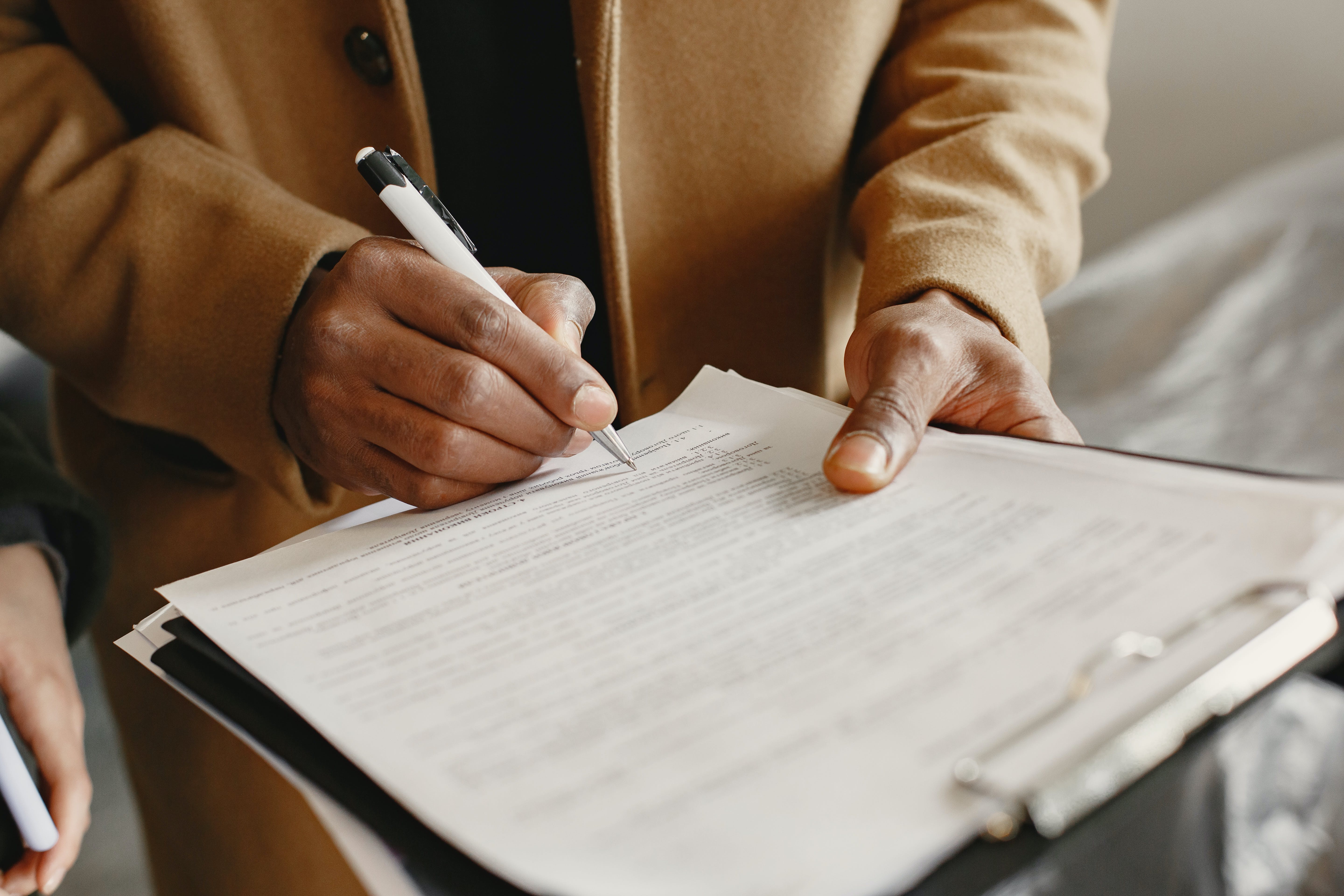 Persona firmando la cancelación de hipoteca