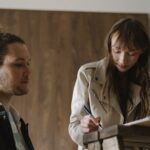 Pareja firmando para cancelar su hipoteca