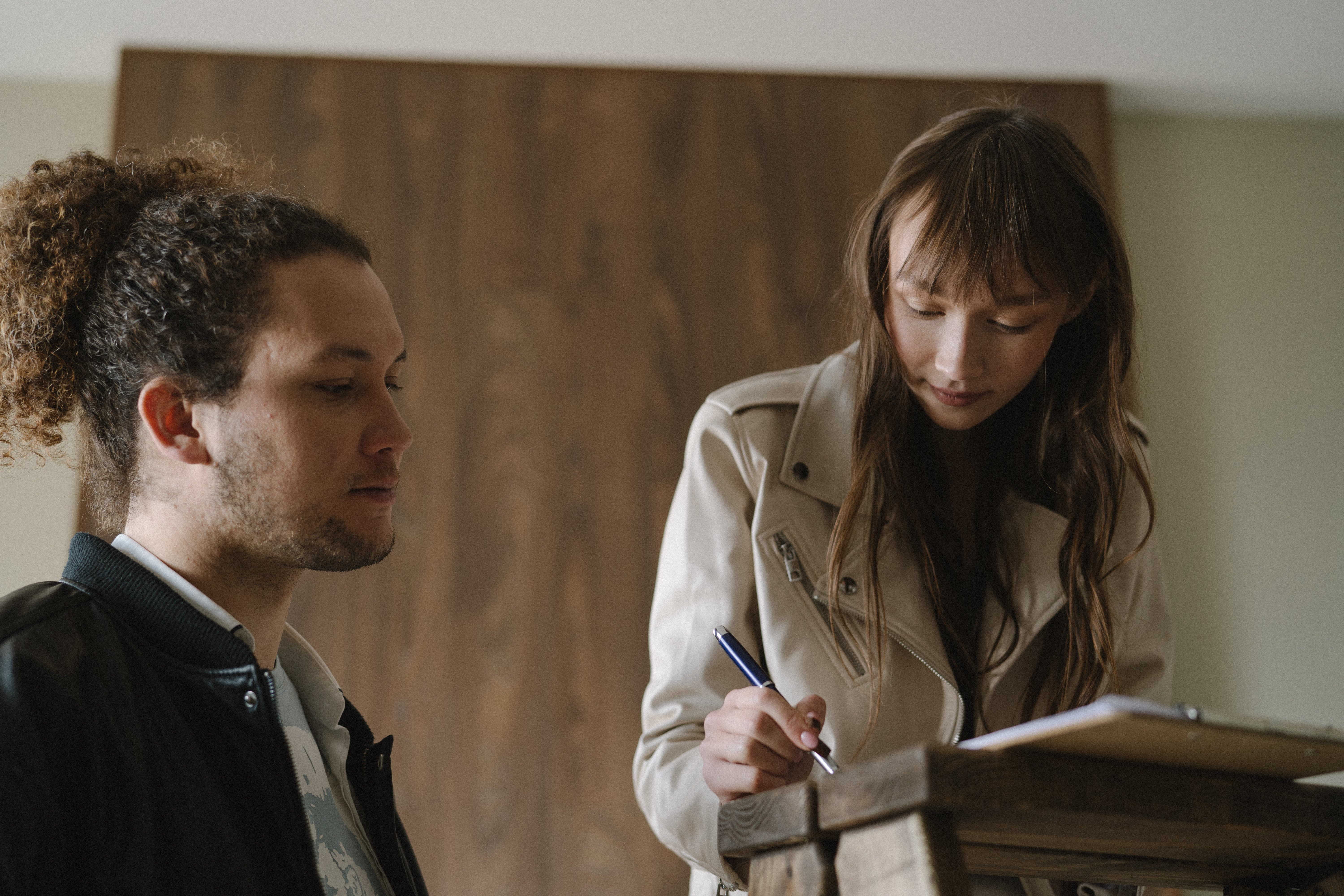 Pareja firmando para cancelar su hipoteca