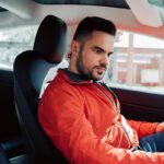 Hombre en un coche eléctrico.