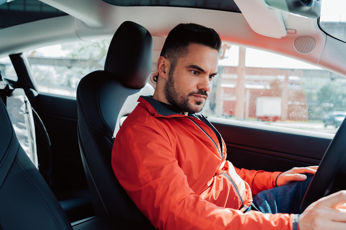 Hombre en un coche eléctrico.