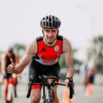 Ciclista con el pulgar hacia arriba.