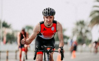 Ciclista con el pulgar hacia arriba.