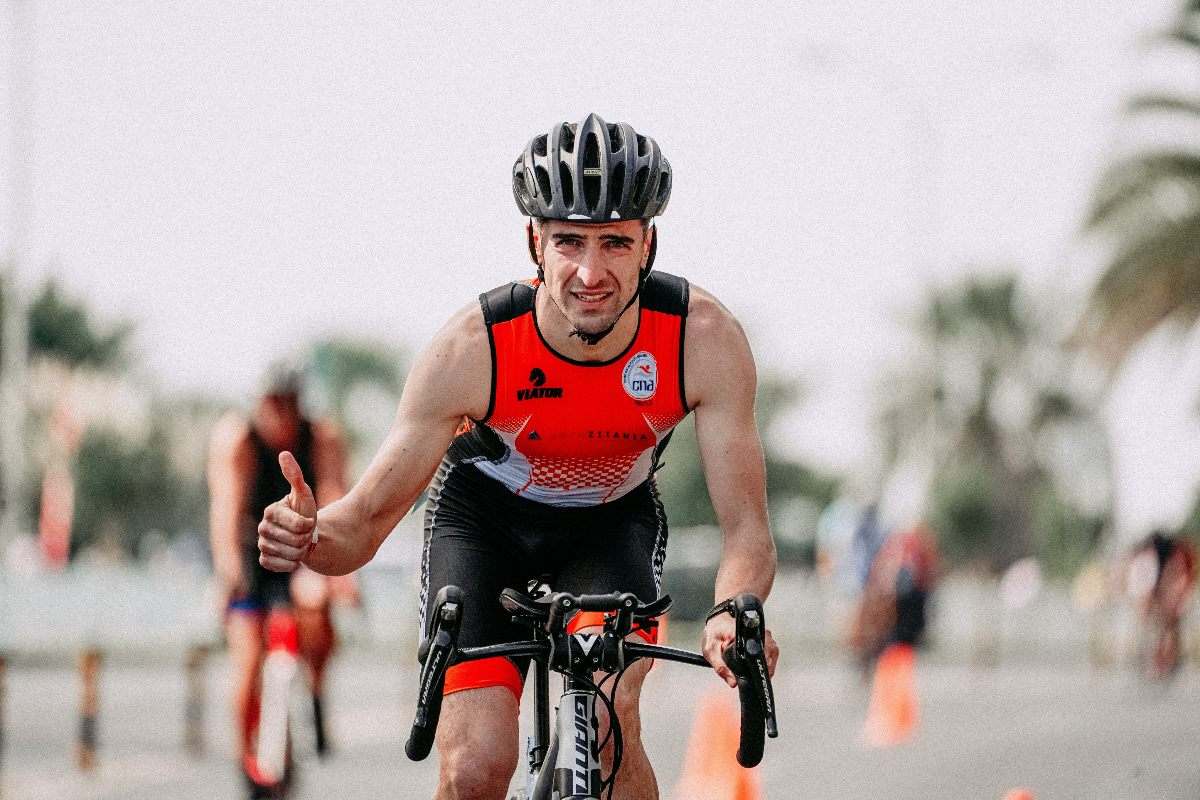 Ciclista con el pulgar hacia arriba.