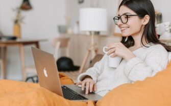 Mujer comprando online. Cómo aprovechar las rebajas por internet