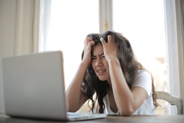 Chica mirando cómo cancelar su tarjeta de crédito correctamente.