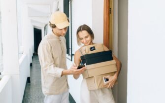 Chica recibiendo paquetes después de ahorrar dinero y cuidar al planeta