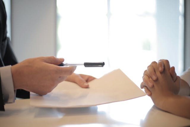 Dos personas firmando la nuda de propiedad