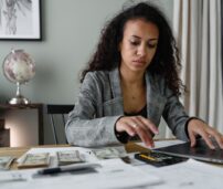 Mujer calculando impuestos.