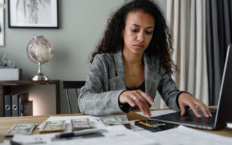 Mujer calculando impuestos.