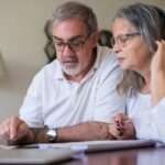 Pareja viendo como preparar su jubilación