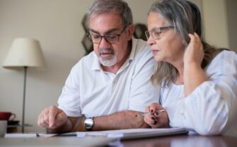 Pareja viendo como preparar su jubilación