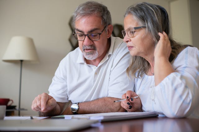 Pareja viendo como preparar su jubilación