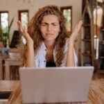 Chica viendo en el ordenador su capacidad de endeudamiento