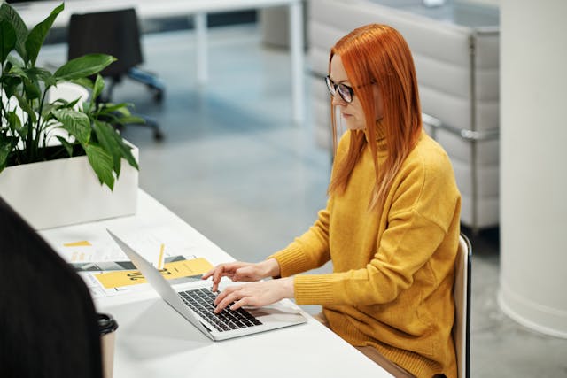 Chica viendo trucos para ahorrar en compras online