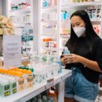 Chica en la farmacia aplicando los consejos para ahorrar