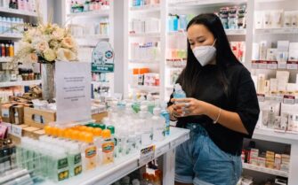 Chica en la farmacia aplicando los consejos para ahorrar