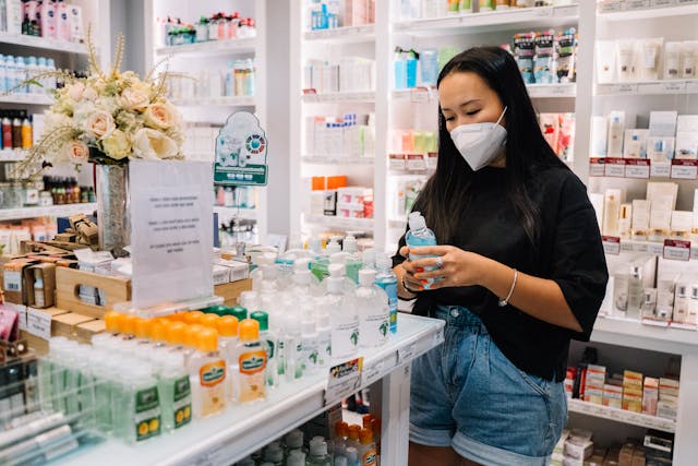 Chica en la farmacia aplicando los consejos para ahorrar