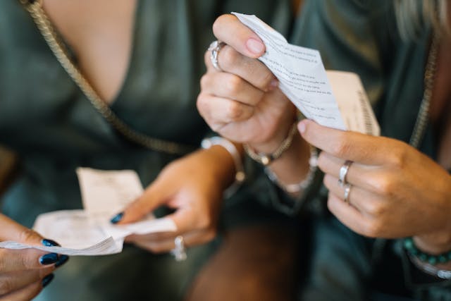 Pareja haciendo cuentas para compartir su cuenta bancaria