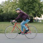Hombre circulando con una bicicleta de carretera