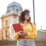Vemos a una estudiante de erasmus por la calle