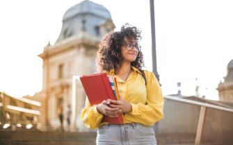 Vemos a una estudiante de erasmus por la calle