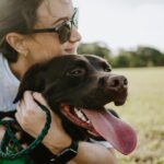 Mujer con su perro.