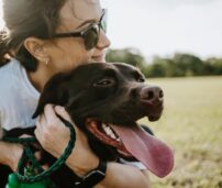 Mujer con su perro.
