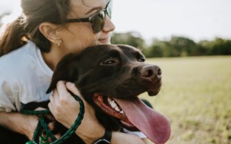 Mujer con su perro.