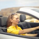 Chica sacándose su carnet de conducir